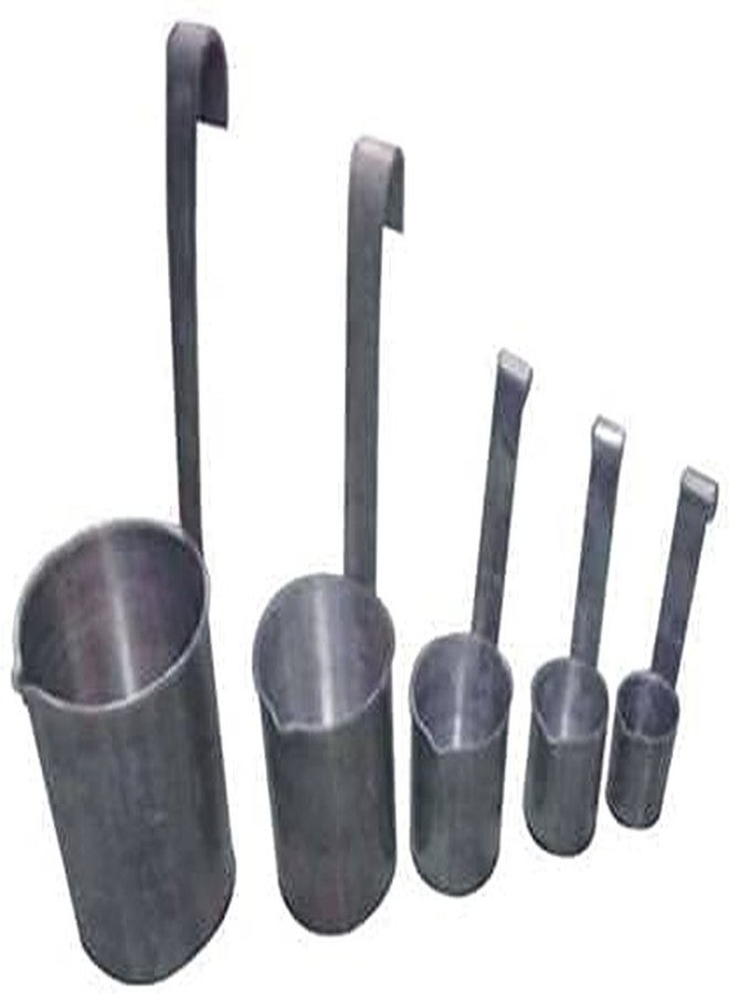 تي جي اس مجموعة TGS من أكواب قياس الحليب والزيت والسوائل التقليدية المصنوعة من الألومنيوم، مع ميزان ومقابض عمودية. تتكون المجموعة من 5 أكواب (50 مل، 100 مل، 200 مل، 500 مل، ولتر واحد). - Image 1